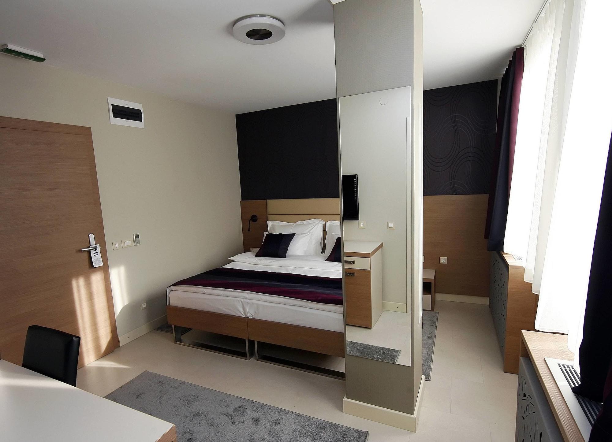 Srbija Garden-free Parking 4* Белград